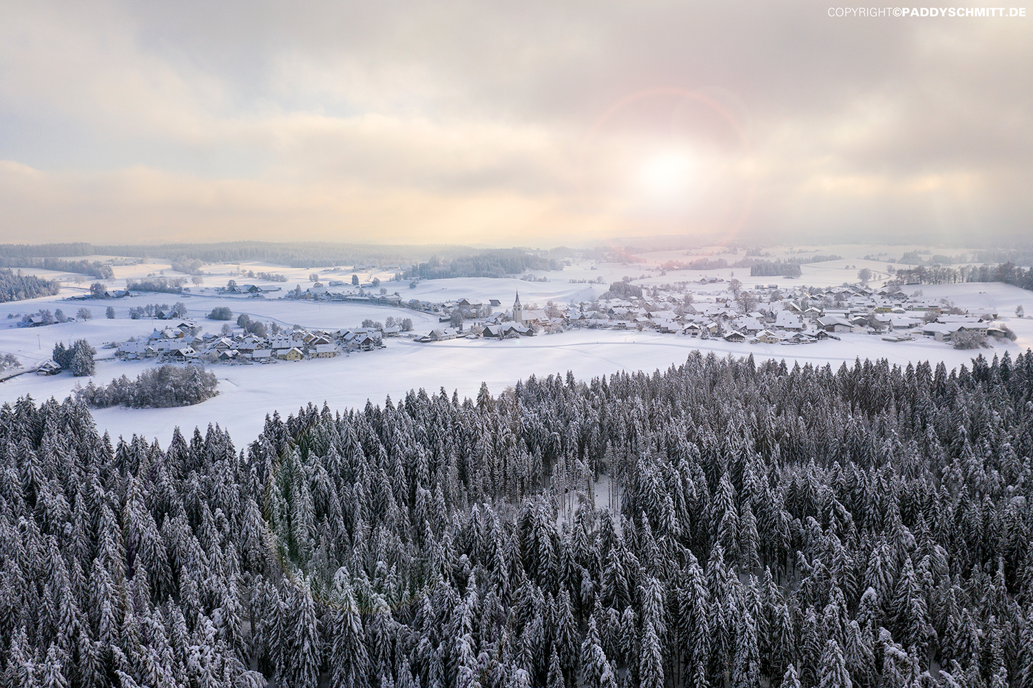 Allgaeuer Dorf im Winter von oben fotografiert.