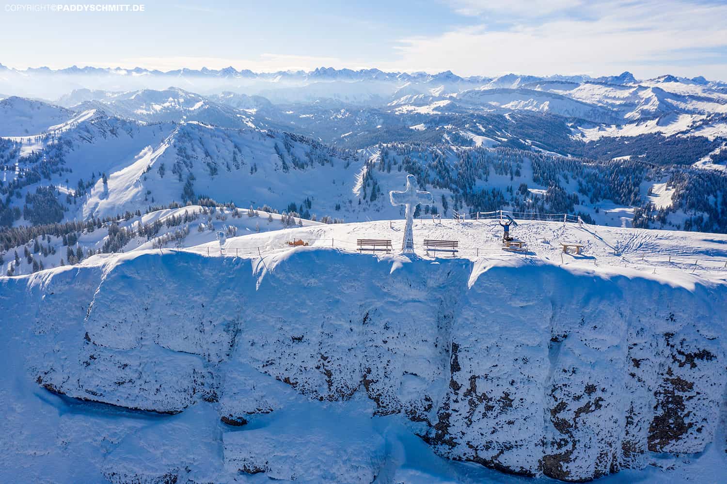 Allgaeu Fotografie. Eingeschneites Gipfelkreuz aus der Vogelperspektive fotografiert.